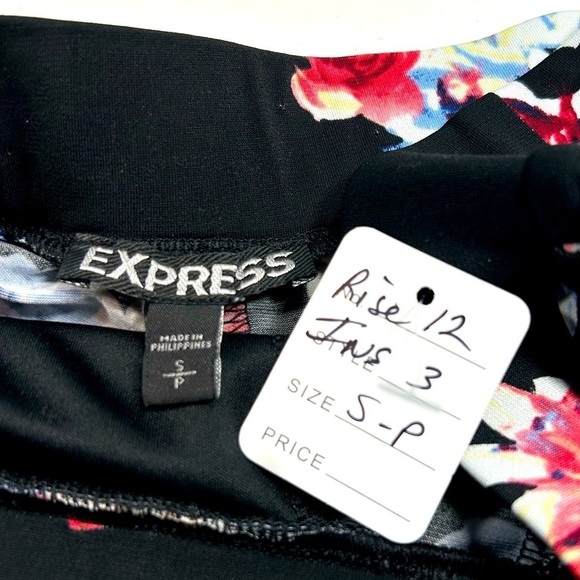 D15.16. Express black floral shorts S - Picture 4 of 6